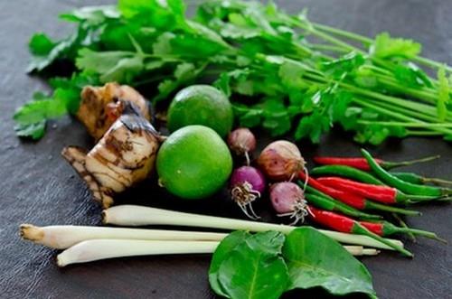 Cách nấu món canh Tom Yum Goong nóng hổi thơm phức