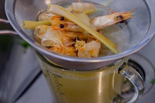 Cách nấu món canh Tom Yum Goong nóng hổi thơm phức