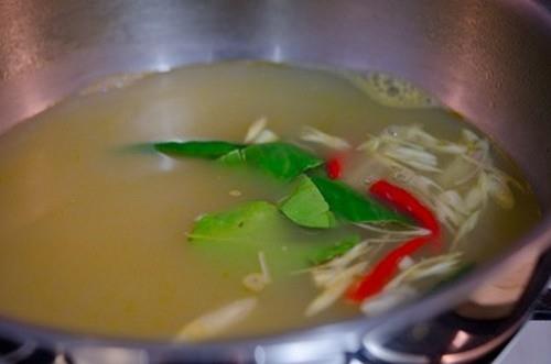 Cách nấu món canh Tom Yum Goong nóng hổi thơm phức