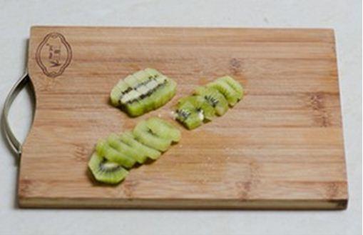 Bước 1: Kiwi lột vỏ