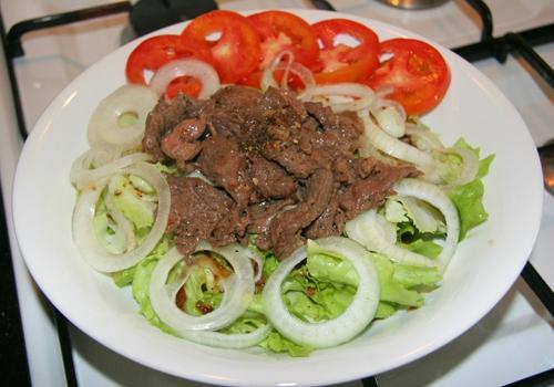Salad xà lách trộn thịt bò
