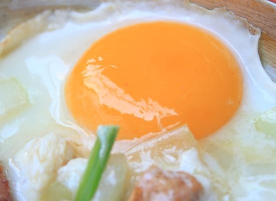 Phần ăn hấp dẫn với nhiều nguyên liệu như trứng ốp la
