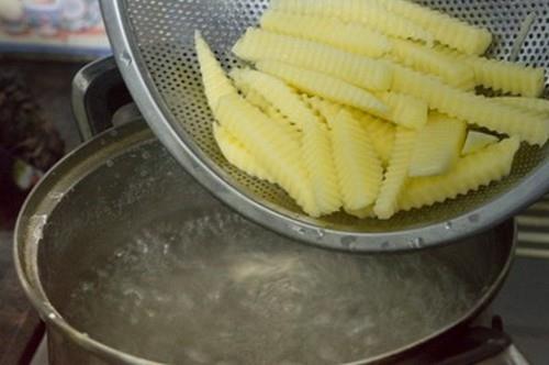 Bí quyết làm khoai tây chiên giòn lâu mà không ngấm mỡ!