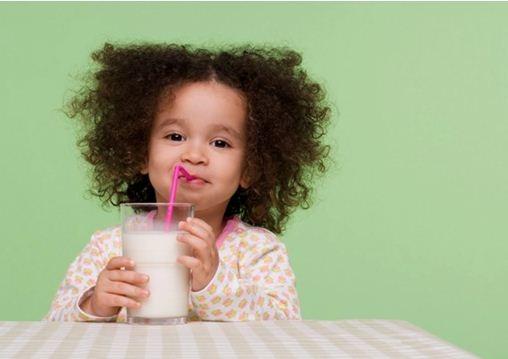 Có nên cho trẻ uống 3 ly sữa một ngày?