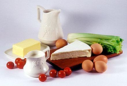Lựa chọn thức ăn với các dưỡng chất cần thiết cho trẻ (Hình minh họa)