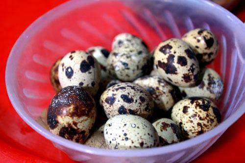Bát trứng cút lộn cho 4 người ăn có giá 34.000 đồng