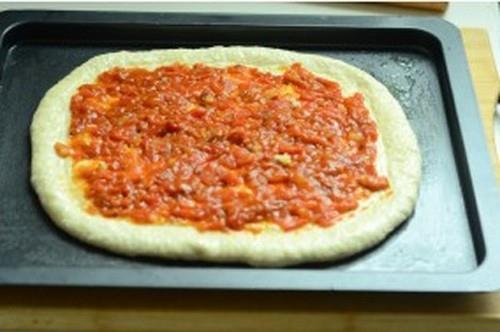 Pizza xúc xích - Bước 4