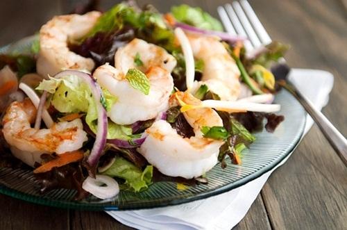 Salad tôm kiểu Thái chua cay hấp dẫn