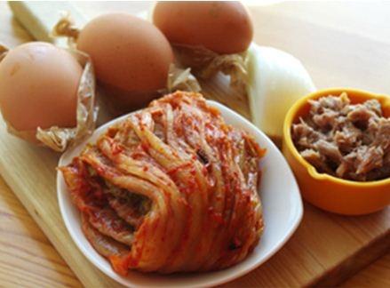 Trứng rán cuộn kimchi