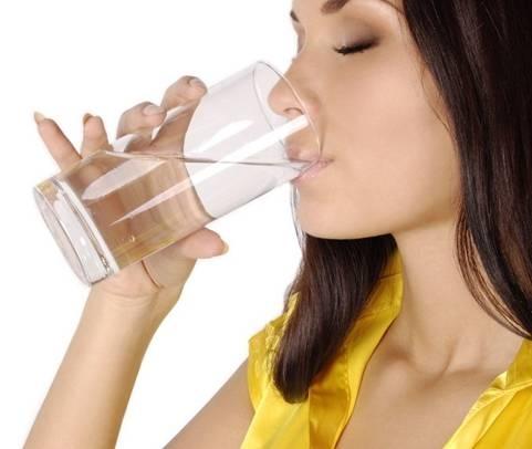 Uống nước khi ăn gây hại cho sức khỏe