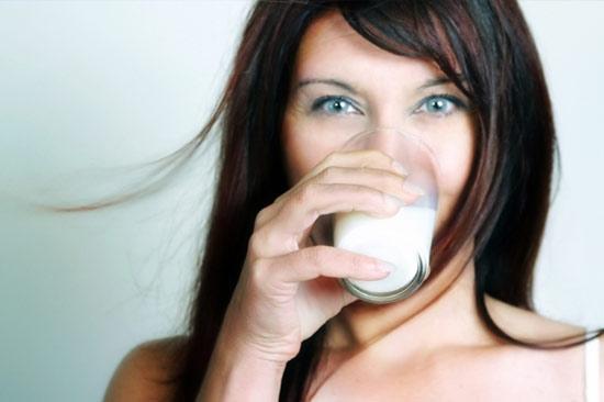 Uống sữa có thể giúp trì hoãn thời kỳ mãn kinh